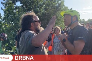 Pochod aktivistů narušil muž, který jim nadával do dementů a zahodil jim transparenty